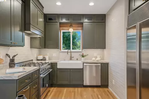 Kitchen - 2635 Mathews St, Berkeley, CA 94702 photo 4 of 17