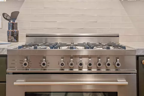 Kitchen - 2635 Mathews St, Berkeley, CA 94702 photo 14 of 17