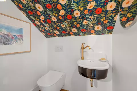 Bath - 2635 Mathews St, Berkeley, CA 94702 photo 6 of 6