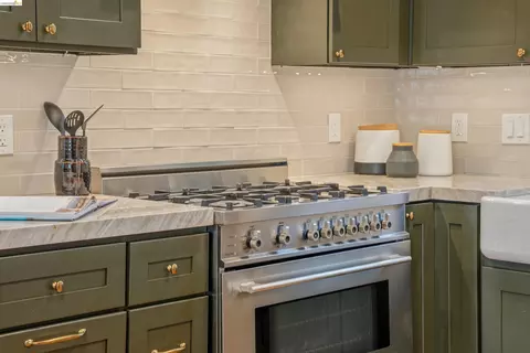 Kitchen - 2635 Mathews St, Berkeley, CA 94702 photo 7 of 17