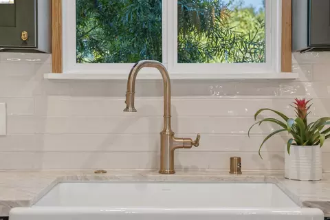 Kitchen - 2635 Mathews St, Berkeley, CA 94702 photo 15 of 17