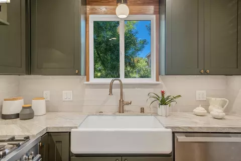 Kitchen - 2635 Mathews St, Berkeley, CA 94702 photo 9 of 17