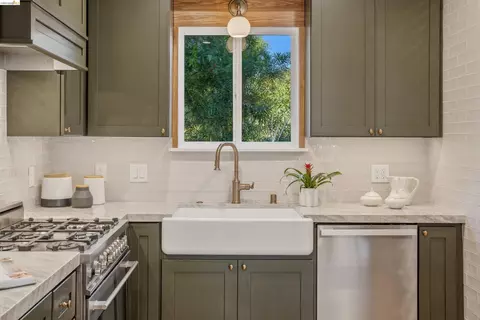 Kitchen - 2635 Mathews St, Berkeley, CA 94702 photo 8 of 17