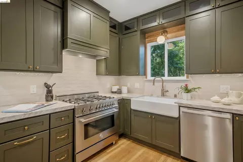 Kitchen - 2635 Mathews St, Berkeley, CA 94702 photo 5 of 17