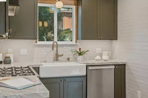 Kitchen - 2635 Mathews St, Berkeley, CA 94702 photo 10 of 17