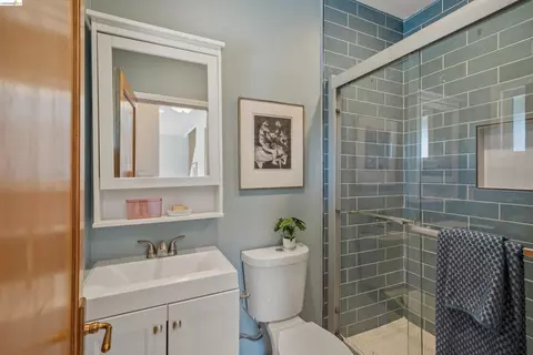 Bath - 2635 Mathews St, Berkeley, CA 94702 photo 1 of 6