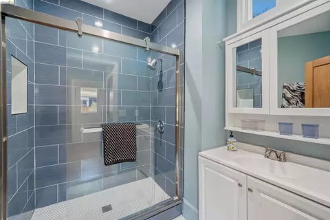 Bath - 2635 Mathews St, Berkeley, CA 94702 photo 2 of 6
