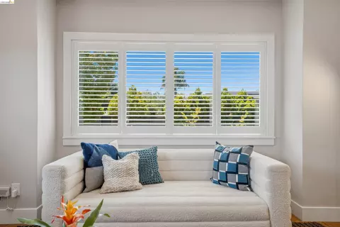 Living - 2635 Mathews St, Berkeley, CA 94702 photo 4 of 6