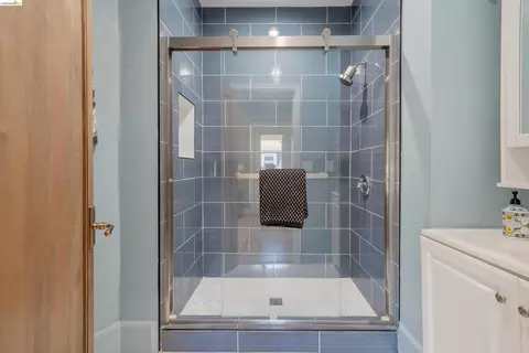 Bath - 2635 Mathews St, Berkeley, CA 94702 photo 3 of 6