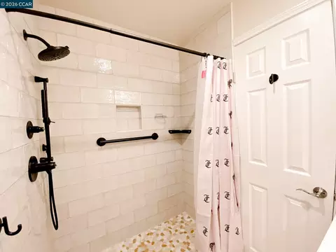 Bath - 5457 Roundtree Pl #J, Concord, CA 94521 photo 4 of 7