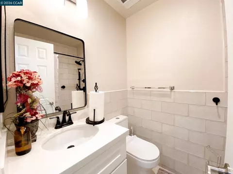 Bath - 5457 Roundtree Pl #J, Concord, CA 94521 photo 5 of 7
