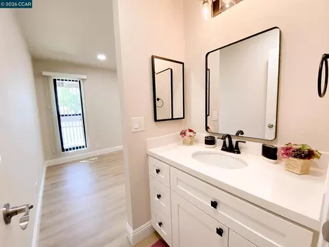 Bath - 5457 Roundtree Pl #J, Concord, CA 94521 photo 6 of 7