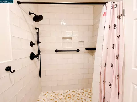 Bath - 5457 Roundtree Pl #J, Concord, CA 94521 photo 3 of 7