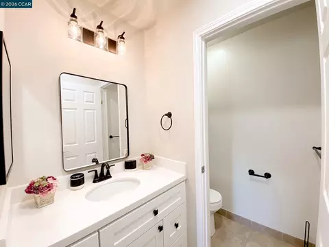 Bath - 5457 Roundtree Pl #J, Concord, CA 94521 photo 7 of 7