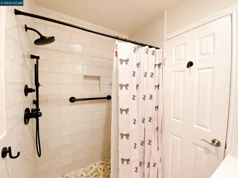 Bath - 5457 Roundtree Pl #J, Concord, CA 94521 photo 1 of 7