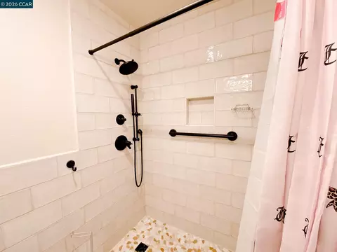 Bath - 5457 Roundtree Pl #J, Concord, CA 94521 photo 2 of 7
