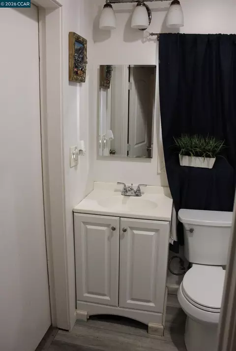 Bath - 540 3rd St, Richmond, CA 94801 photo 1 of 7