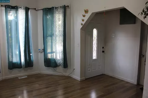 Entry Way - 540 3rd St, Richmond, CA 94801 photo 1 of 3
