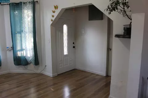 Entry Way - 540 3rd St, Richmond, CA 94801 photo 2 of 3