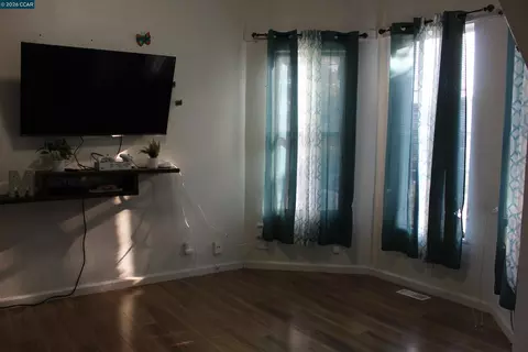 Living - 540 3rd St, Richmond, CA 94801 photo 3 of 3
