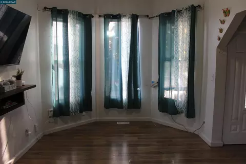Living - 540 3rd St, Richmond, CA 94801 photo 1 of 3