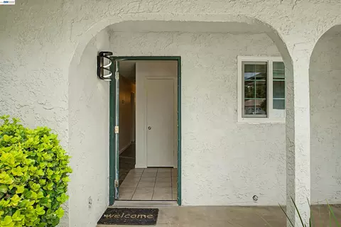 Entry Way - 204 Clemmensen Ave, Madera, CA 93637 photo 2 of 4