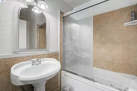 Bath - 204 Clemmensen Ave, Madera, CA 93637 photo 1 of 3