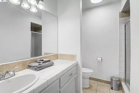Bath - 204 Clemmensen Ave, Madera, CA 93637 photo 2 of 3
