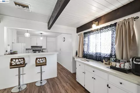 Kitchen - 137 Viewmont Ave, Vallejo, CA 94590 photo 5 of 5