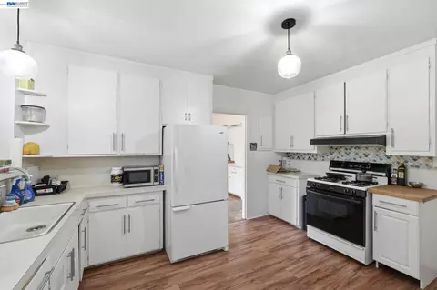 Kitchen - 137 Viewmont Ave, Vallejo, CA 94590 photo 2 of 5