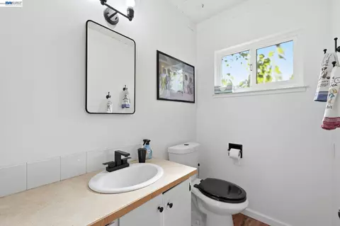 Bath - 137 Viewmont Ave, Vallejo, CA 94590 photo 1 of 3