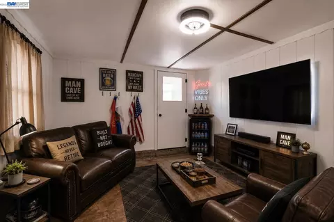 Living - 137 Viewmont Ave, Vallejo, CA 94590 photo 9 of 9