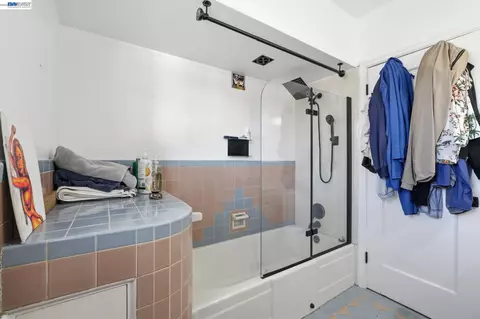 Bath - 137 Viewmont Ave, Vallejo, CA 94590 photo 3 of 3