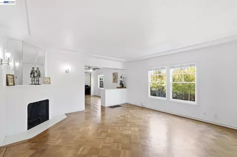 Living - 137 Viewmont Ave, Vallejo, CA 94590 photo 2 of 7