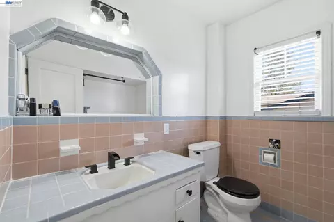 Bath - 137 Viewmont Ave, Vallejo, CA 94590 photo 2 of 3