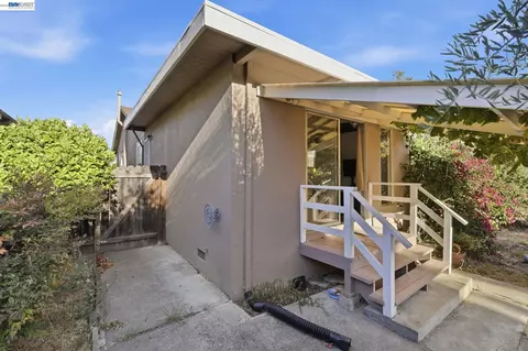 Exterior - 137 Viewmont Ave, Vallejo, CA 94590 photo 13 of 21