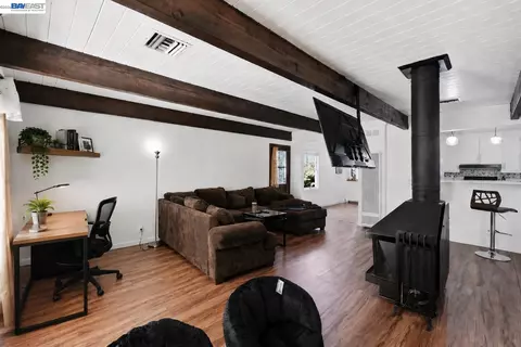 Living - 137 Viewmont Ave, Vallejo, CA 94590 photo 8 of 9