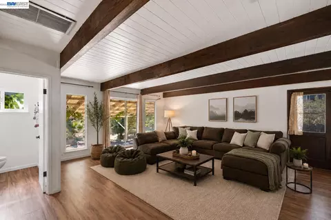 Living - 137 Viewmont Ave, Vallejo, CA 94590 photo 6 of 7