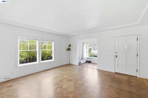 Living - 137 Viewmont Ave, Vallejo, CA 94590 photo 5 of 7