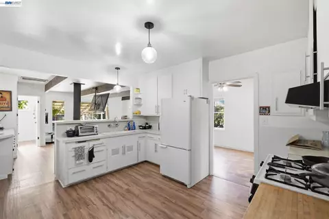 Kitchen - 137 Viewmont Ave, Vallejo, CA 94590 photo 4 of 5
