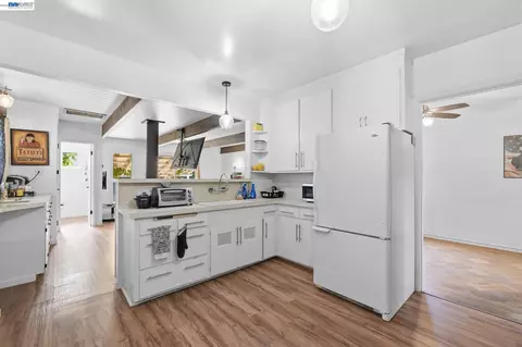 Kitchen - 137 Viewmont Ave, Vallejo, CA 94590 photo 1 of 5