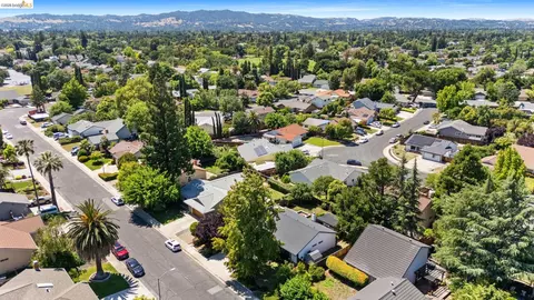 View/Area - 2715 Lyon Cir, Concord, CA 94518 photo 5 of 8