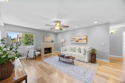 Living - 2715 Lyon Cir, Concord, CA 94518 photo 2 of 4