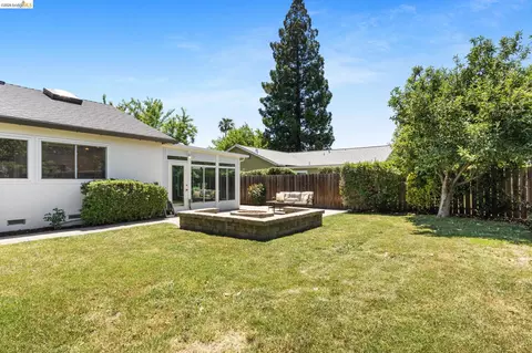 Exterior - 2715 Lyon Cir, Concord, CA 94518 photo 6 of 10