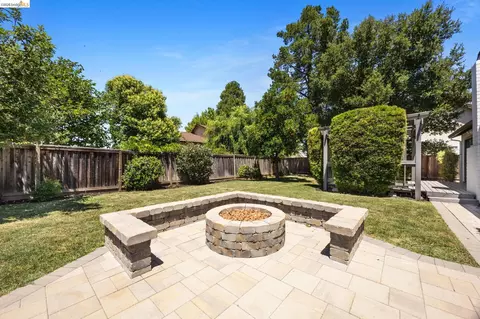 Exterior - 2715 Lyon Cir, Concord, CA 94518 photo 5 of 10