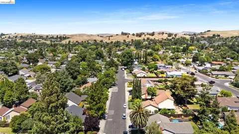 View/Area - 2715 Lyon Cir, Concord, CA 94518 photo 8 of 8