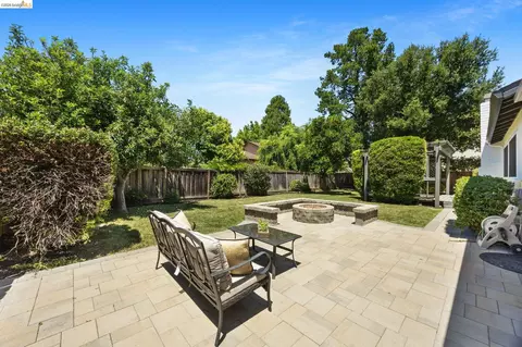 Exterior - 2715 Lyon Cir, Concord, CA 94518 photo 4 of 10