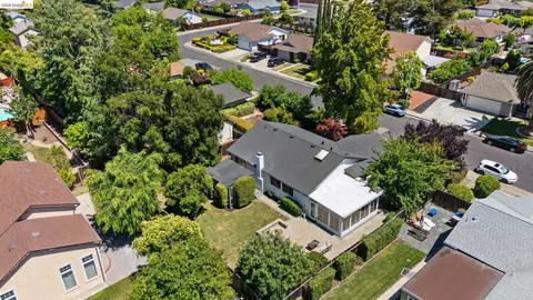 View/Area - 2715 Lyon Cir, Concord, CA 94518 photo 2 of 8