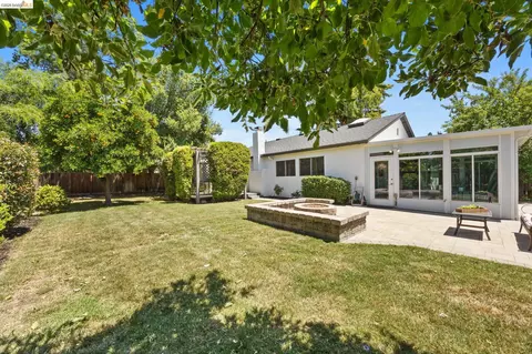 Exterior - 2715 Lyon Cir, Concord, CA 94518 photo 7 of 10