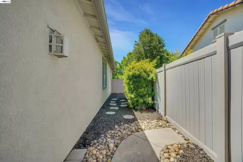 Exterior - 2472 Shadow Berry Dr, Manteca, CA 95336 photo 8 of 8
